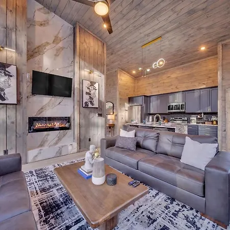 Honeybear Hideaways - Modern Family-Friendly Cabin With Pool Waterfalls, Hot Tub & Game Room